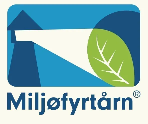 Grafisches Logo mit blauem Leuchtturm, weißem Lichtkegel und grünem Blatt auf blauem Hintergrund sowie Schriftzug unten..