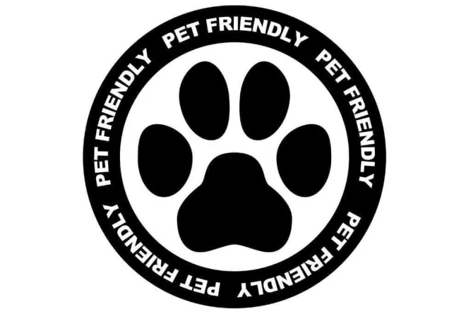 Schwarzes Pfotenabdruck-Icon in einem Kreis mit dem Schriftzug „PET FRIENDLY“ auf weißem Hintergrund..