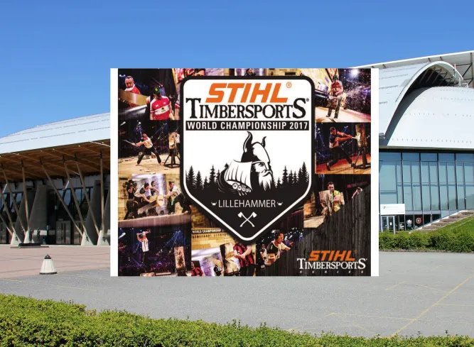 Großes Timbersports-Werbeplakat vor moderner Arena, mit Logo, Collage von Sportlern und blauem Himmel..