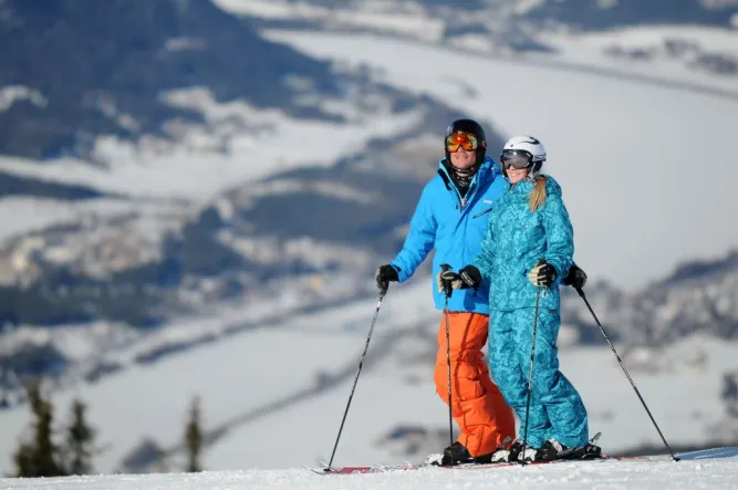 Skikjøring i Hafjell alpinsenter med utsikt over Gudbrandsdalen