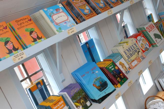 Barnas bokby selger brukte og nye bøker.