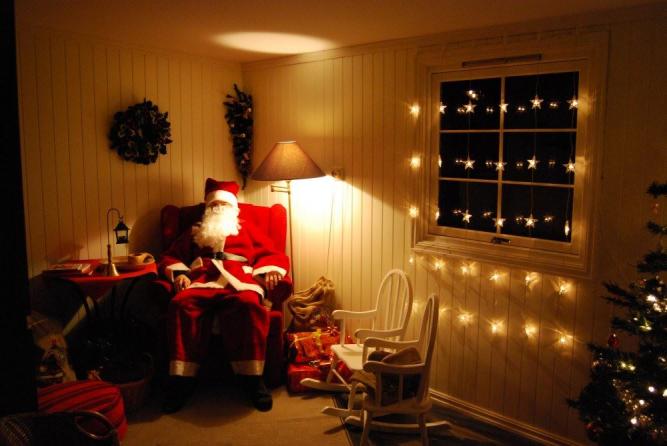 Julenissen slapper av etter en lang dag. Santa Claus in Hafjell.