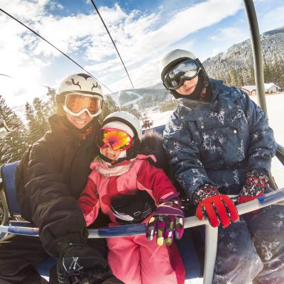 Familie på ski i stolheisen